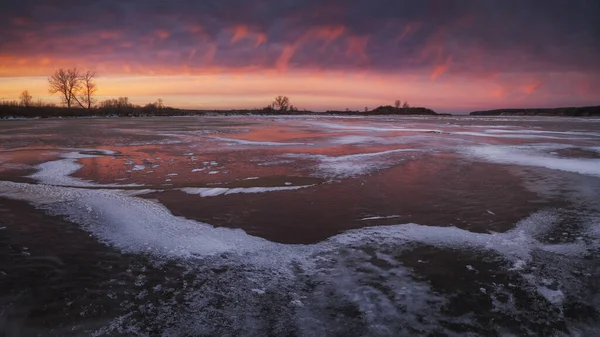 Spiegelung Des Sonnenuntergangs Auf Dem Eis Des Flusses — Stockfoto