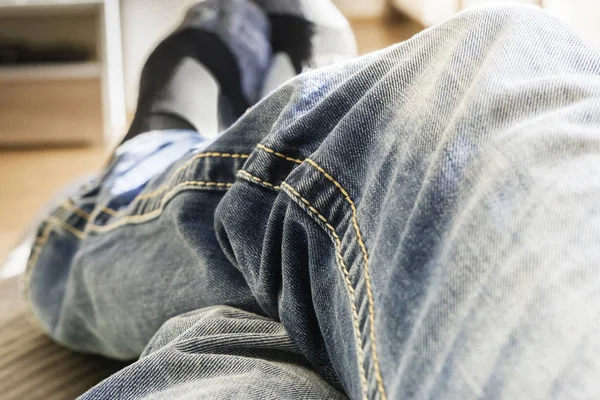 Gros Plan Vue Recadrée Des Jambes Croisées Jeans Bleus Personne Image En Vente