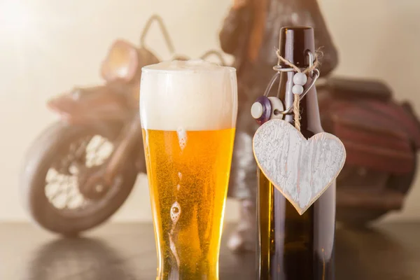パイントの冷蔵かその上に心の空ビール瓶と一緒に泡頭のいいガラスの黄金ビール私愛ビールや愛する人のための特別なバレンタインの飲み物の概念 — ストック写真