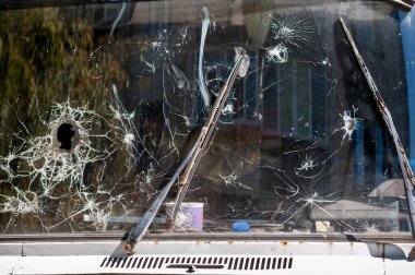 Ön cama kurşun delikleri ile