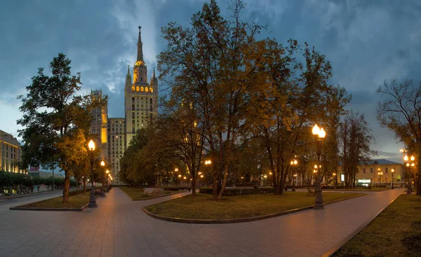 Wolkenkratzer-Wohnhaus am Kudrinskaja-Platz in Moskau — Stockfoto