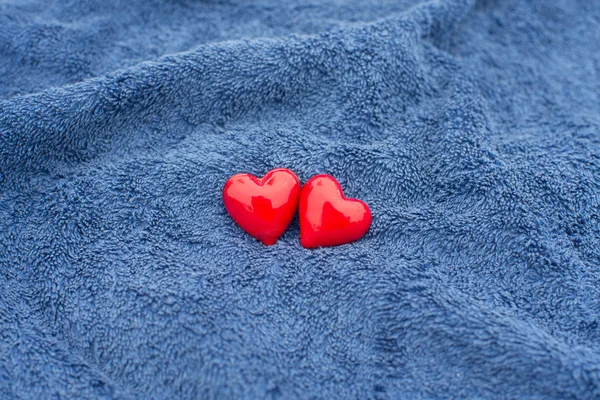 İki kırmızı kalp mavi zemin üzerine. Aşk, mutluluk, Sevgililer günü kavramı. — Stok fotoğraf