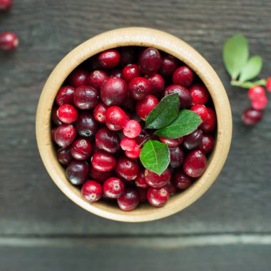 Taze kırmızı orman kızılcık ahşap kase 