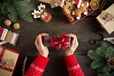Kırmızı kurdele ile Noel hediyesi elinde tutan kadın. Xmas kavramı. 