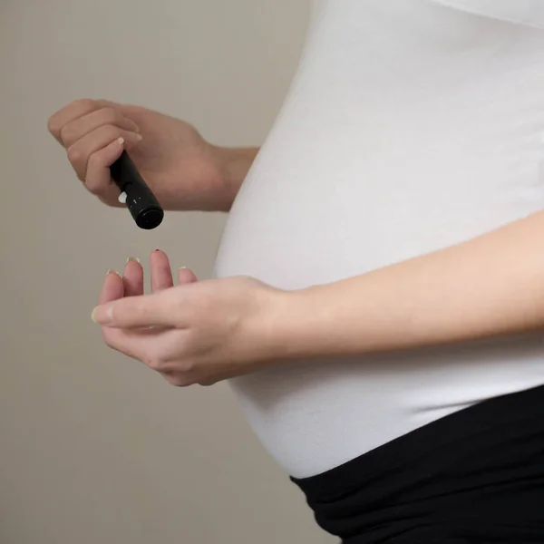 Cukrzycy test. Kobiety w ciąży, sprawdzanie poziomu cukru z glukometrem. — Zdjęcie stockowe