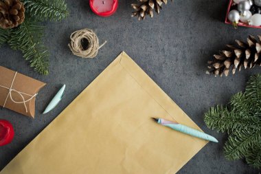 Noel ile yılbaşı arka plan sunar, Dekorasyon, kartpostal ve Santa boş Noel mektup gri duvar. Üstten Görünüm. 