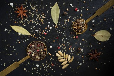 Üstten Görünüm karabiber, defne yaprağı, yıldız anason kişniş, kakule baharat.