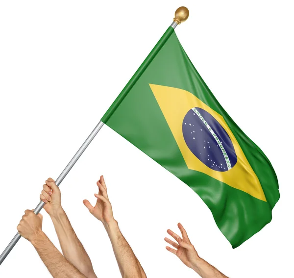 Team van volkeren handen verhogen de Brazilië nationale vlag, 3D-rendering geïsoleerd op witte achtergrond — Stockfoto