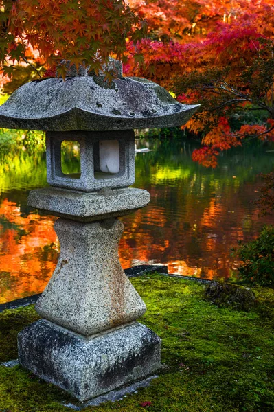 Linterna de piedra tradicional y arces rojos en un jardín japonés durante el otoño —  Fotos de Stock