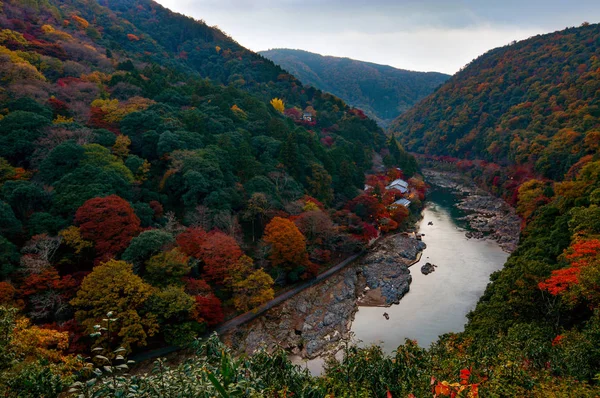 Φθινοπωρινά χρώματα κατά μήκος του ποταμού Κατσούρα στην περιοχή Αρασιγιάμα του Κιότο, Ιαπωνία λίγο μετά το ηλιοβασίλεμα — Φωτογραφία Αρχείου