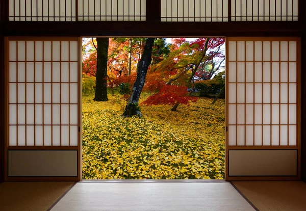 Japonés puertas correderas de madera se abren a una vista de otoño de hojas de ginkgo amarillo caído —  Fotos de Stock