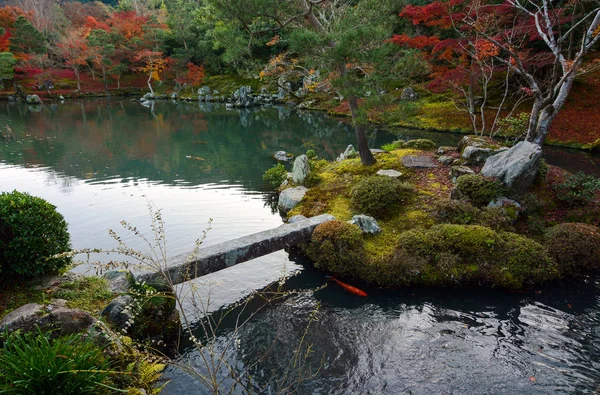 Pequeña isla y puente en un tranquilo estanque de jardín en Japón durante el otoño —  Fotos de Stock