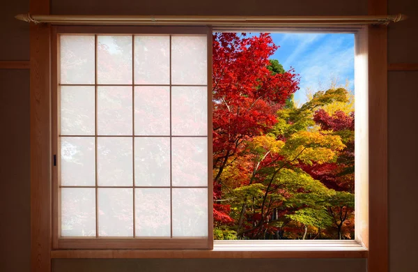 Bos van fall kleuren gezien door een open Japanse schuifraam in de herfst — Stockfoto