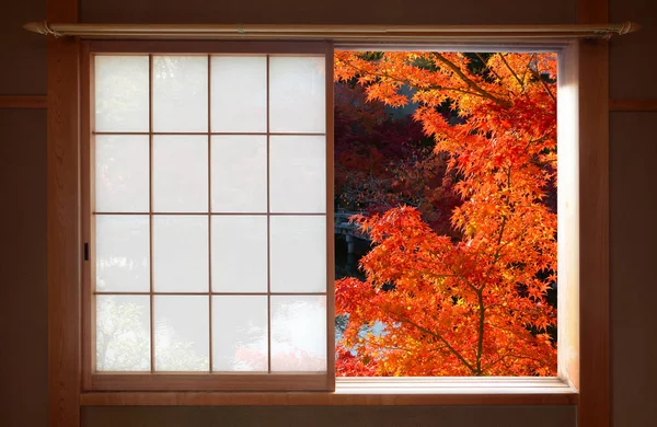 Offenes japanisches Schiebefenster und leuchtend rote Herbst-Ahornblätter — Stockfoto