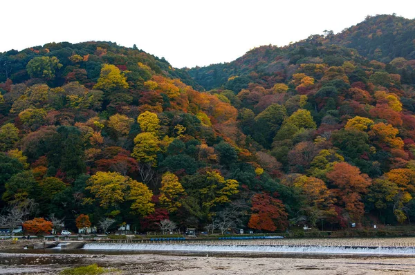 Rio Katsura e Monte Arashi em plena cor de outono no distrito de Arashiyama em Kyoto, Japão — Fotografia de Stock