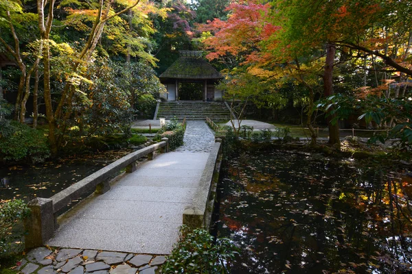 Stone gångstig och bro över en liten japansk damm under hösten i Kyoto — Stockfoto