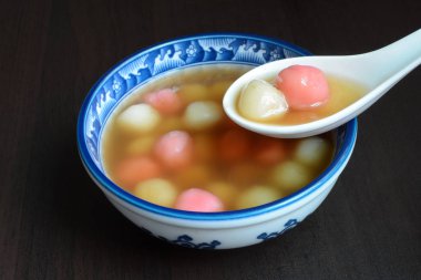 Ev yapımı tatlı Çin tangyuan tatlı, Aile toplantıları ve özel festivaller için yemiş