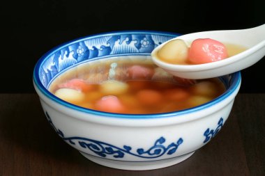 Tatlı bir kaşıkla yenmekten Çin tangyuan tatlı kase