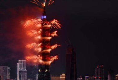 Kırmızı havai fişek patlayabilir parlak bir gösteri sırasında 2017 New Year sayım Taipei 101, Tayvan'da bina