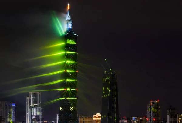 Zielone lasery dają Taipei 101 Matrix atmosferę do 2017 r. Nowy Rok Fajerwerki i światło są wyświetlane w Tajwan — Zdjęcie stockowe