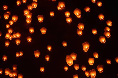 2017 Pingxi Sky Lantern Festivali Tayvan, gece gökyüzünde fenerler