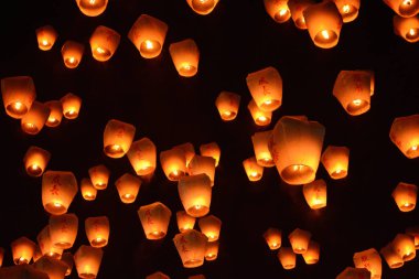 Gökyüzüne 2017 Pingxi Sky Lantern Festivali Tayvan'da fenerler binlerce doldurun