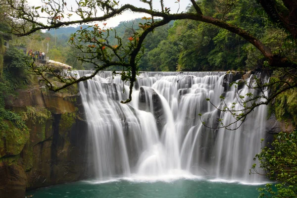 Exposition longue et douce des belles chutes Shifen de Taïwan dans le district de Pingxi — Photo