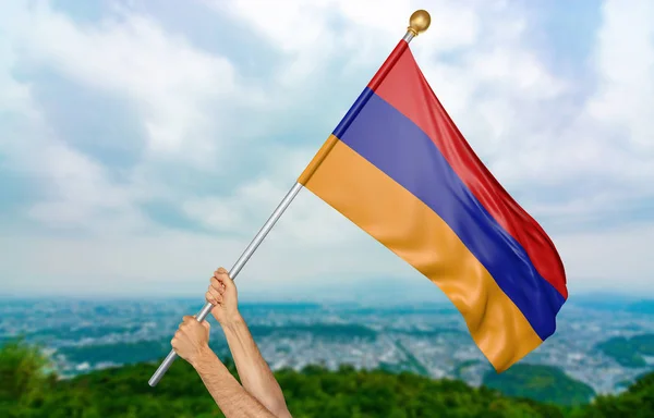 Ung mans händer stolt vajande flagga Armenien i himlen, del 3d-rendering — Stockfoto