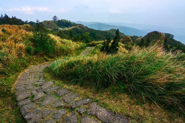 Qixing Trail and a distant gazebo on Yangming Mountain in Taiwan — Stock Photo, Image