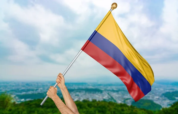 Jonge man handen zwaaien met trots de nationale vlag van Colombia in de hemel, deel 3D-rendering — Stockfoto