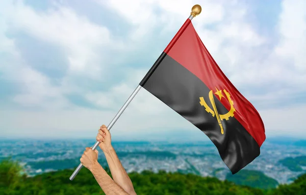 Mãos do jovem orgulhosamente acenando a bandeira nacional de Angola no céu, parte 3D renderização — Fotografia de Stock