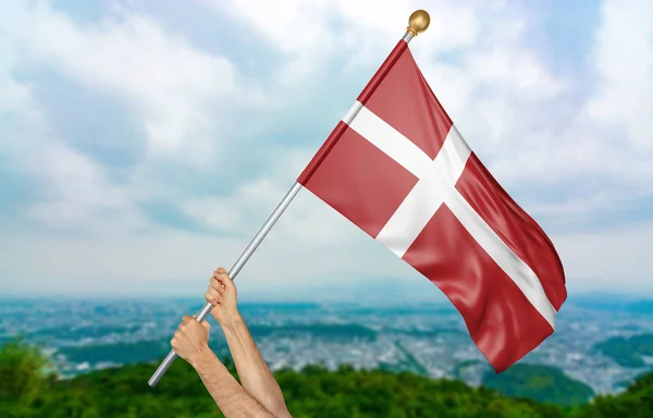 Mãos do jovem orgulhosamente acenando a bandeira nacional da Dinamarca no céu, parte 3D renderização — Fotografia de Stock