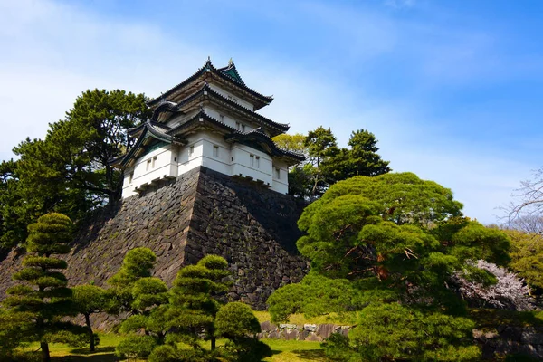 Edificio de torre de guardia Fujimi-yagura de estilo antiguo castillo en el Palacio Imperial de Tokio en Japón — Foto de Stock