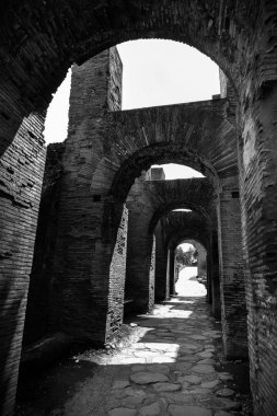 Siyah ve beyaz Antik Roma, Roma, İtalya taş bir yol üzerinde yinelenen kemerler