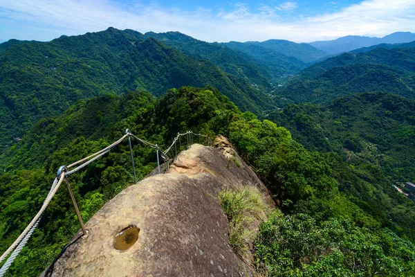 危险徒步沿着狭窄和岩石山脊在台湾武廖坚 — 图库照片