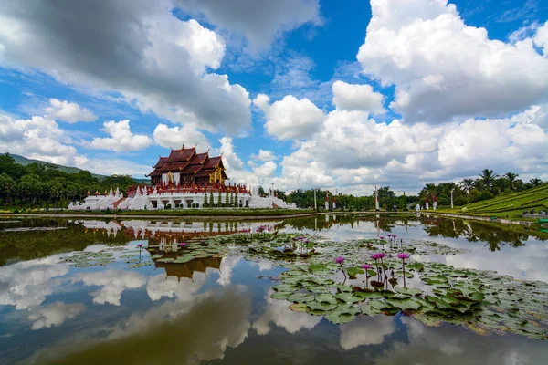 Yaz bulutlar ve Royal Park Rajapruek Chiang Mai, Tayland Pavyonu su birikintisi ayna yansıması — Stok fotoğraf