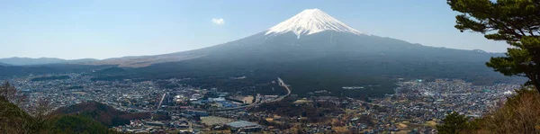 雪をかぶった富士山と、小さな町の富士河口湖日本の広角パノラマ — ストック写真