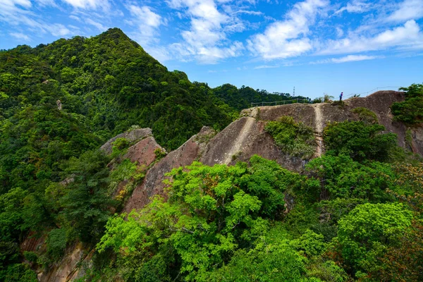 Paisagem montanhosa selvagem e selva tropical ao longo da trilha de caminhadas Wu Liao Jian em Taiwan — Fotografia de Stock
