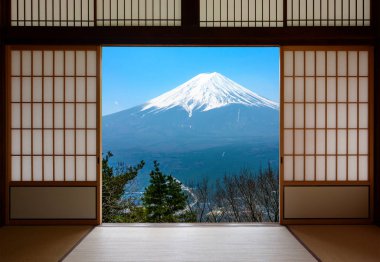 Fuji Dağı'nın geleneksel Japon sürgülü kağıt kapılar görülen Japonya'da kar şapkalı