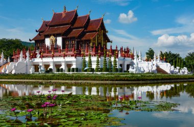 Chiang Mai, Tayland Royal Park Rajapruek Ho Kham Luang Royal Pavilion ve nilüfer gölette