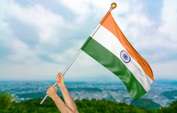 Manos de hombre joven orgullosamente ondeando la bandera nacional de la India en el cielo, parte 3D representación —  Fotos de Stock