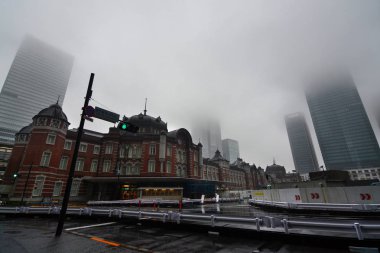 Japonya'nın kentsel başkentinde kalın sabah sis içine gökdelen binalar Tokyo İstasyonu çevresinde yok