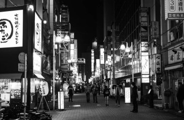 Siyah ve beyaz gece Tokyo dolu-in ışıklı reklam yoğun bir cadde üzerinde