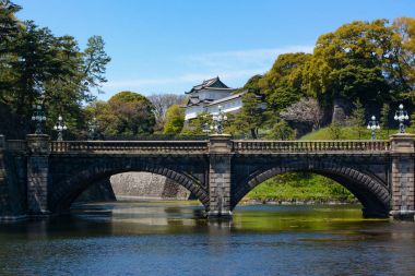 Japonya'da Tokyo İmparatorluk Sarayı, tarihi Seimon Ishibashi Köprüsü ve Muhafız Kulesi taret