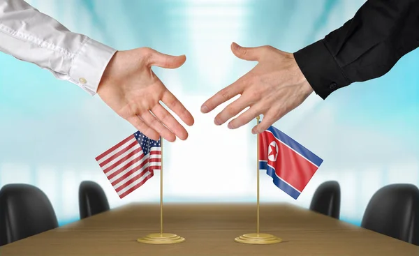 Estados Unidos y Corea del Norte diplomáticos estrechando la mano para llegar a un acuerdo, parte 3D representación —  Fotos de Stock