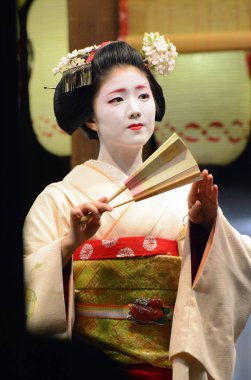 Bir tapınak Kyoto adlı genel bir olay için bir Japon geyşa gerçekleştirir