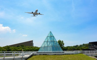 Ticari yolcu uçağı iniş takımı Taipei Expo Songshan havaalanına inmeye Park üzerinden dağıtma