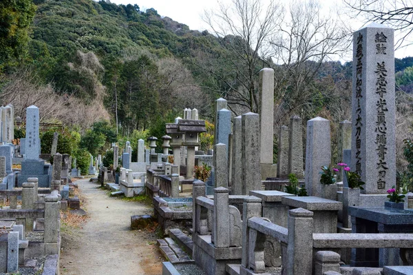 Cementerio típico japonés con tumbas familiares y pequeños santuarios para honrar a los difuntos — Foto de Stock