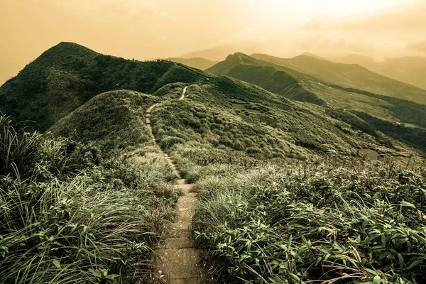 Paisagem de livro de histórias de uma trilha através de colinas rolantes na Trilha Histórica de Caoling em Taiwan — Fotografia de Stock