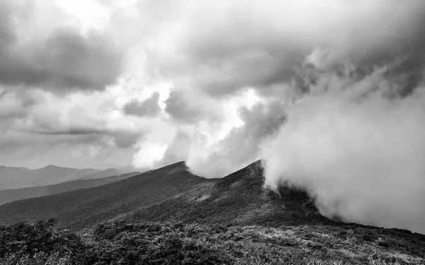 Extremväder foto av molnen från massiv åska slår Blue Ridge Mountains i North Carolina — Stockfoto